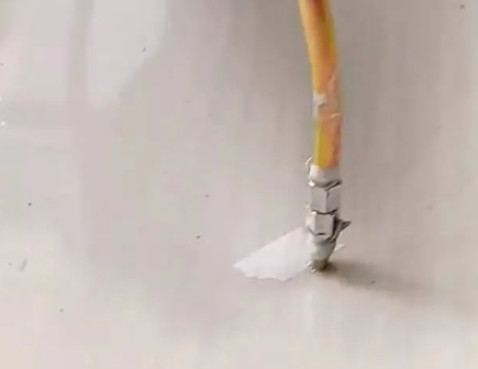 绥江瓷砖空鼓维修公司专业解答在瓷砖铺贴过程中，如果使用的砂料过粗（如全部使用了粗砂），可能会导致以下问题